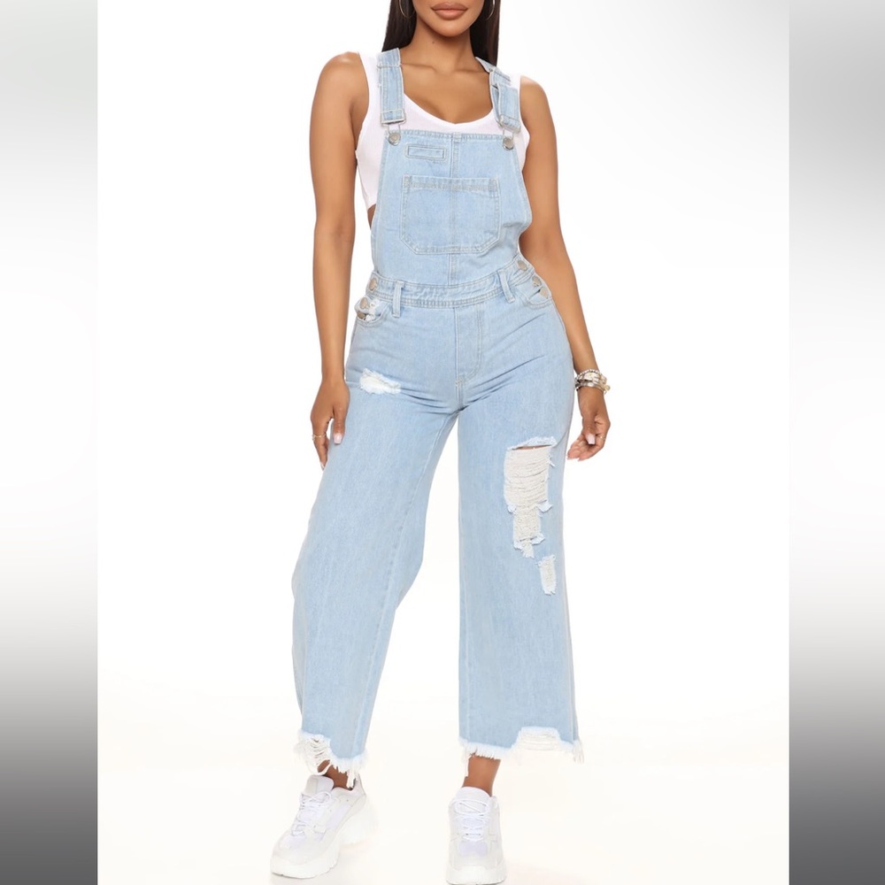 Light wash overalls. 23” inseam. 92% cotton. 5% polyester. 3% viscose.